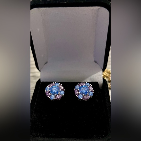 🔥🔥GORGEOUS 925 CZ SIGNED AJ BLUE TOPAZ AND PURPLE AMETHYST CLUSTER STUDS🔥🔥 - Picture 3 of 7